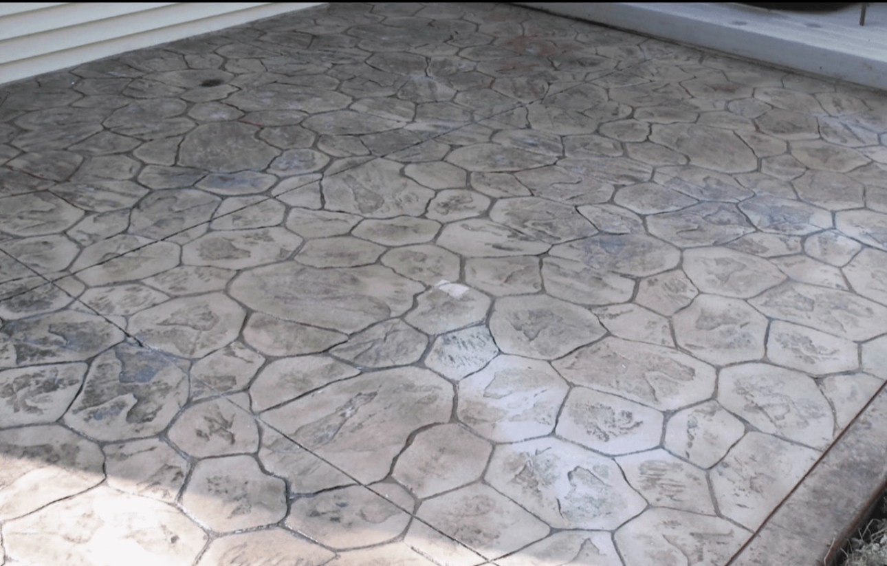 Stamped concrete patio with flagstone pattern