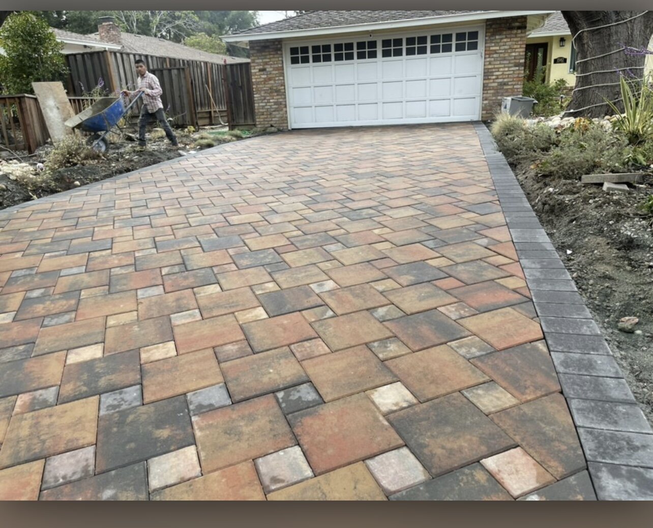 Interlocking paver driveway with multi-tone bricks