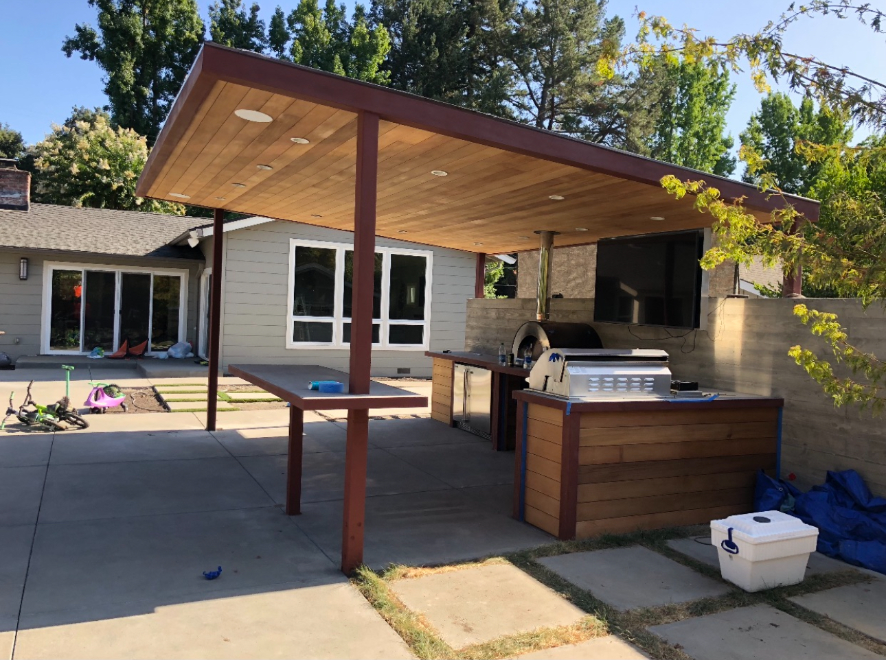 Outdoor Kitchen & Entertaining Space by Skygrid Hardscaping